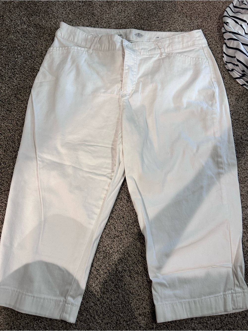 St. John's Bay White Capris